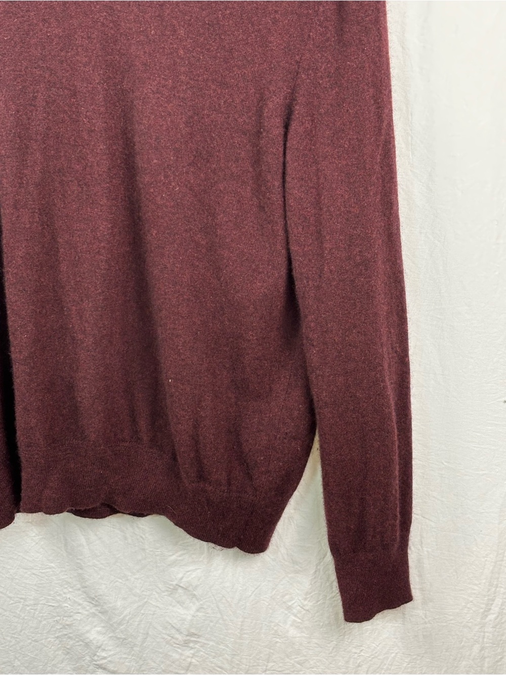 Vince Men's large V-Neck 100% cashmere Sweater in Burgundy - Picture 5 of 12